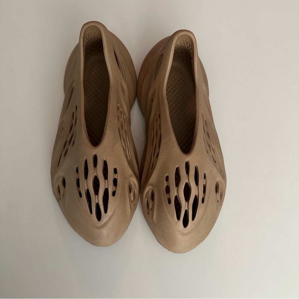 TAN YEEzy foam runners women’s size 7
